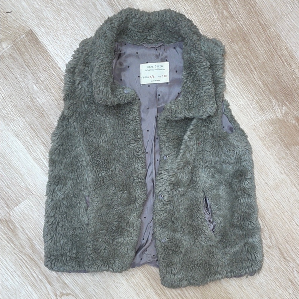 Zara Girls Outerwear Collection Grey Gray Fuzzy Vest sz 5/6 Snap Button Closure
